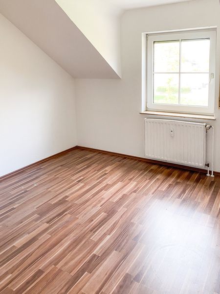 Dachgeschosswohnung mit Einbauküche und Pkw-Stellplatz